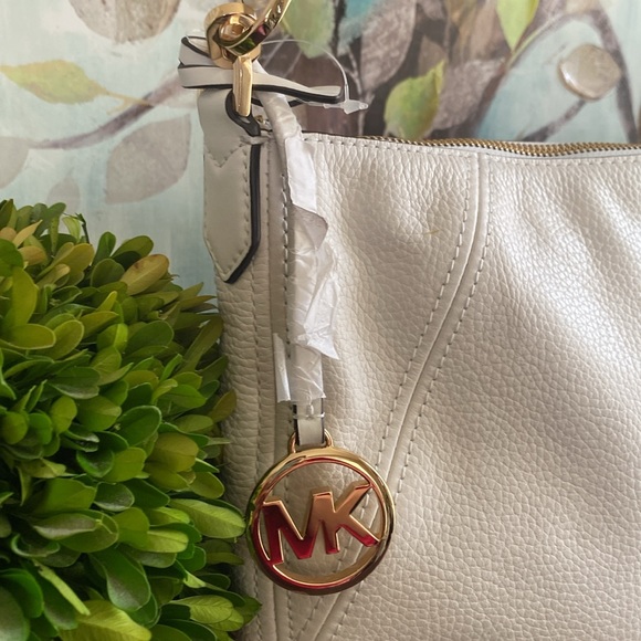 MICHAEL Michael Kors BEDFORD🤍WHITE🤍LEATHER MEDIUM CRESCENT SHOULDER BAG🌟NWT🌟 - Picture 6 of 17